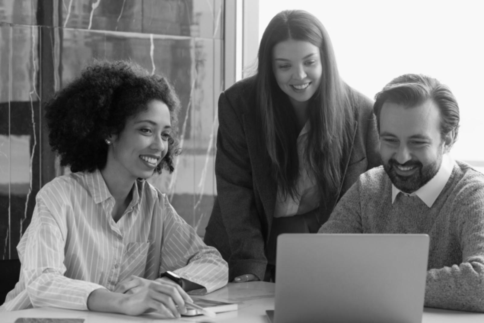 Persona estudiando finanzas con gráficos y documentos